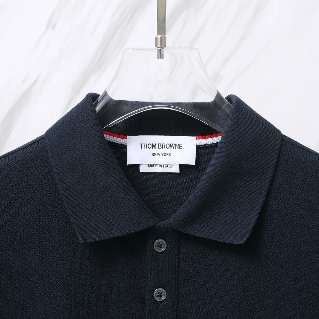 ：T 010（TBPolo ） THOM BROWNE TB 330 POLO Classic 330 Authentic Authentic Quality + Authentic + Same Style Size：0/1/2/3/4 ：White/Black/Navy Blue/Gray